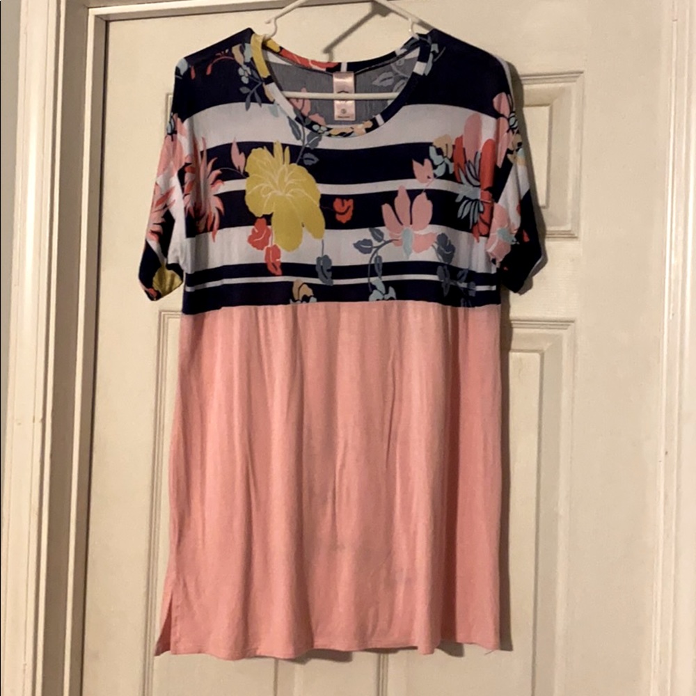 Short sleeve flower top.